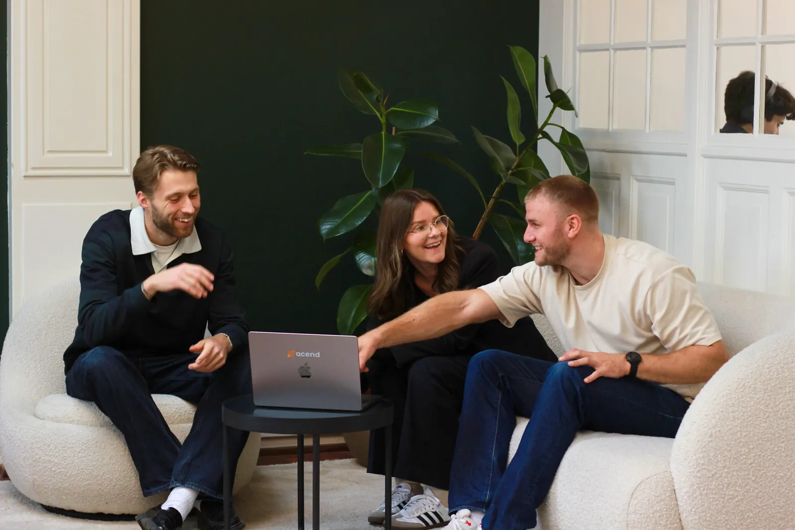 acend-teamet foran laptoppen med acend-logo